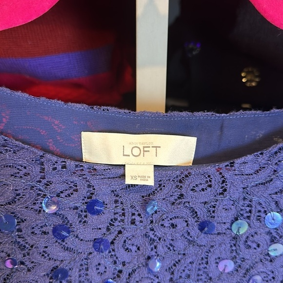 Loft navy lace with sequins cap sleeve scoop neck top size XS - Picture 2 of 3